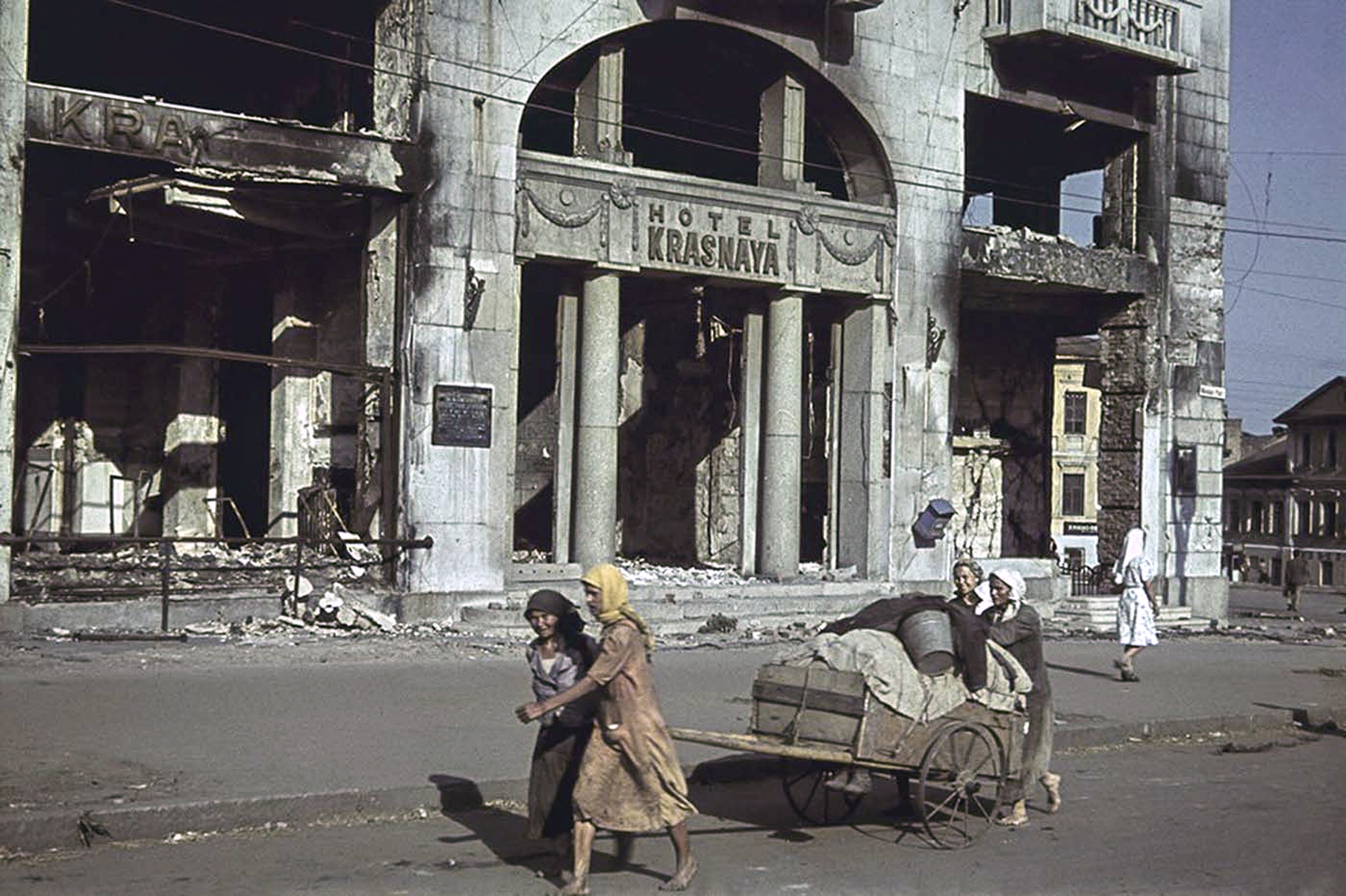 Фото оккупации. Харьков в оккупации 1941-1943. Немцы в Харькове 1941-1943 год. Харьков оккупация 1941. Гостиница Харьков в 1943.